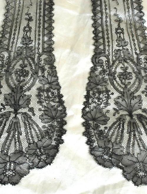 1860 Hand Fine French Chantilly Lace Lappet