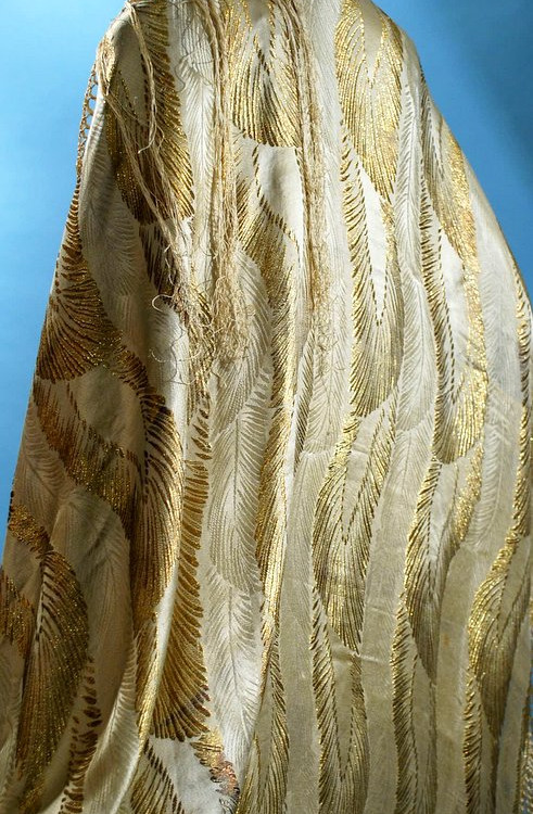 1920s Glamorous Lamé & Silvery Silk Fluid Leaf Design Fringed Shawl